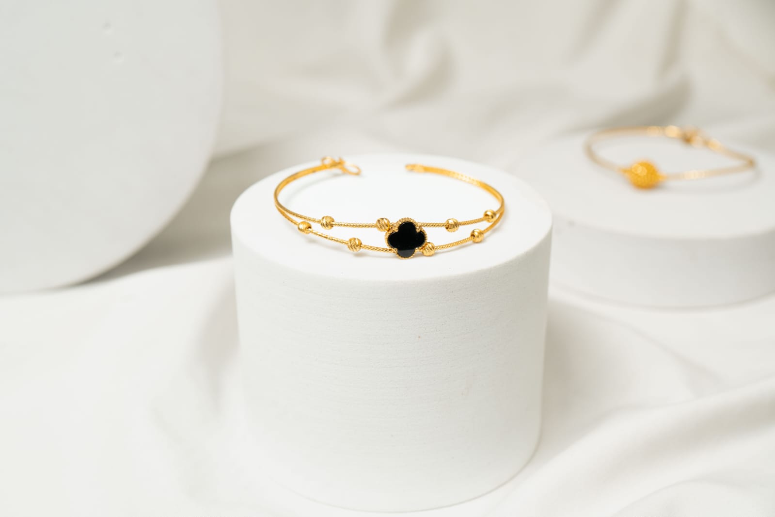 Onyx-Style Quatrefoil Gold Cable Bracelet - Shagoon Jewellers Nepal